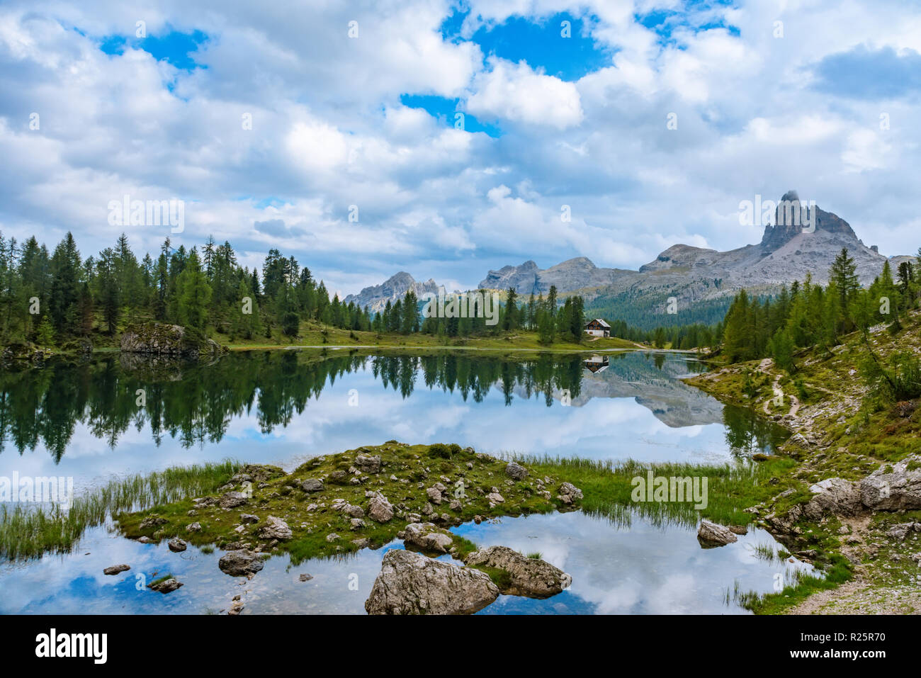 Le Lac Federa d'été avec des pics des Dolomites, Cortina D'Ampezzo, Dolomites, Italie Banque D'Images