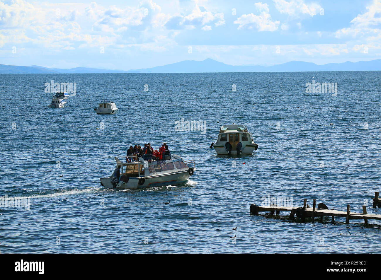 Ferry-boats avec beaucoup de gens sur le lac Titicaca, la ville de Copacabana, Bolivie le 28 avril 2018 Banque D'Images