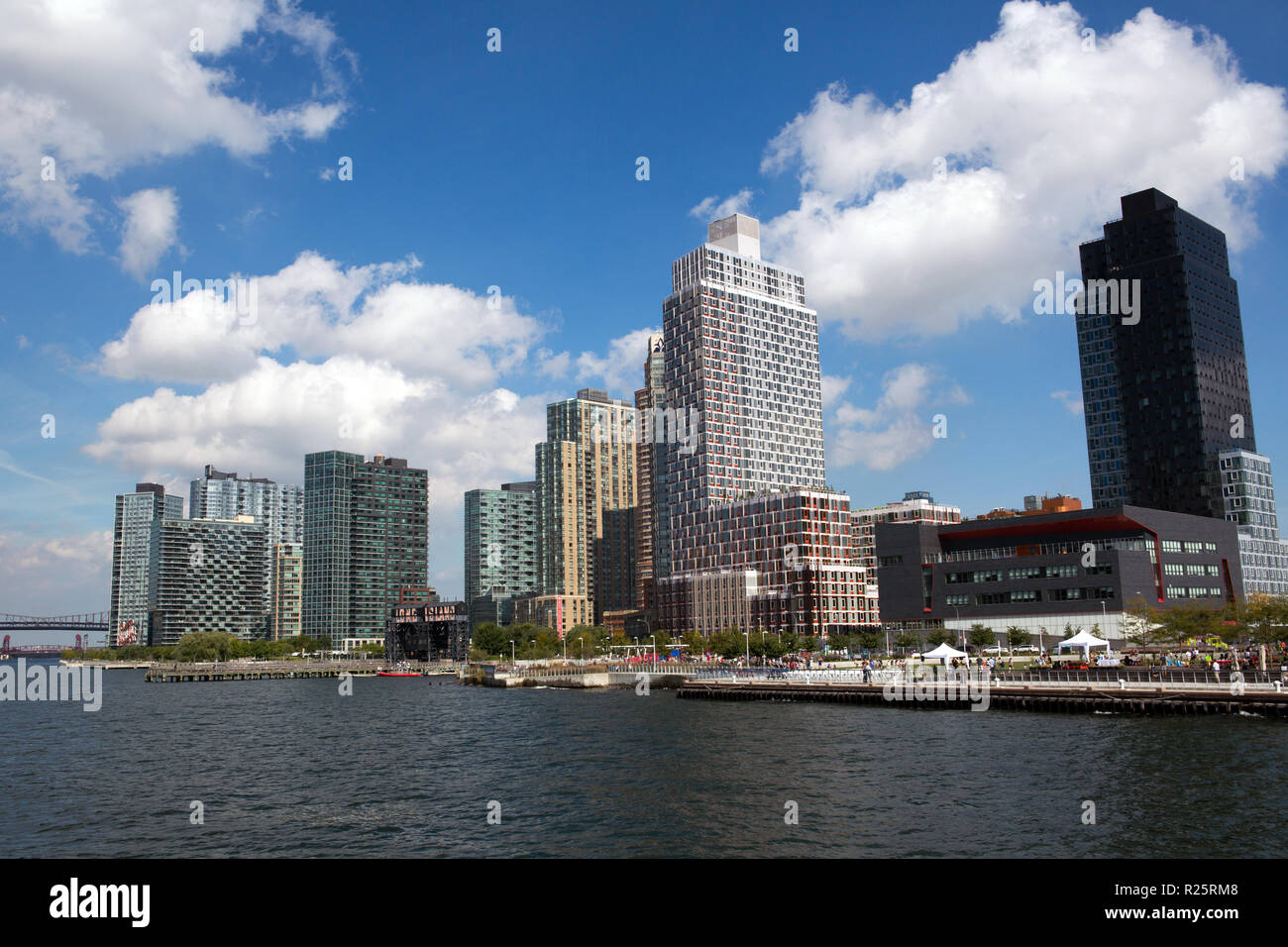 Les bâtiments de la ville de New York vue depuis Brooklyn ferry Banque D'Images