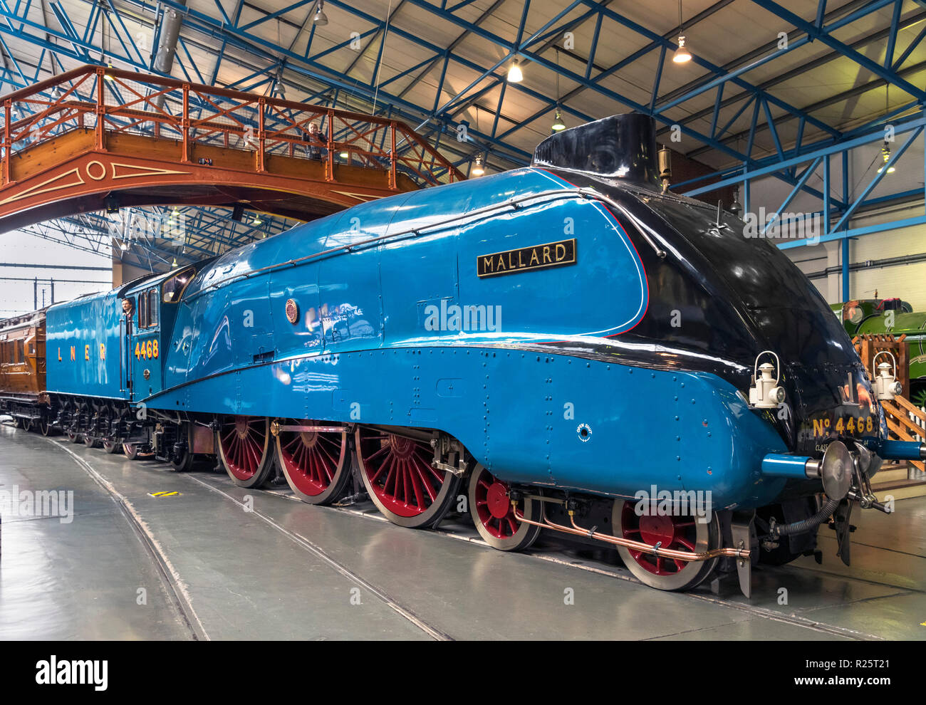 N 4468 Mallard, la plus rapide jamais train à vapeur, dans le Grand Hall, National Railway Museum, York, Angleterre, Royaume-Uni. Banque D'Images