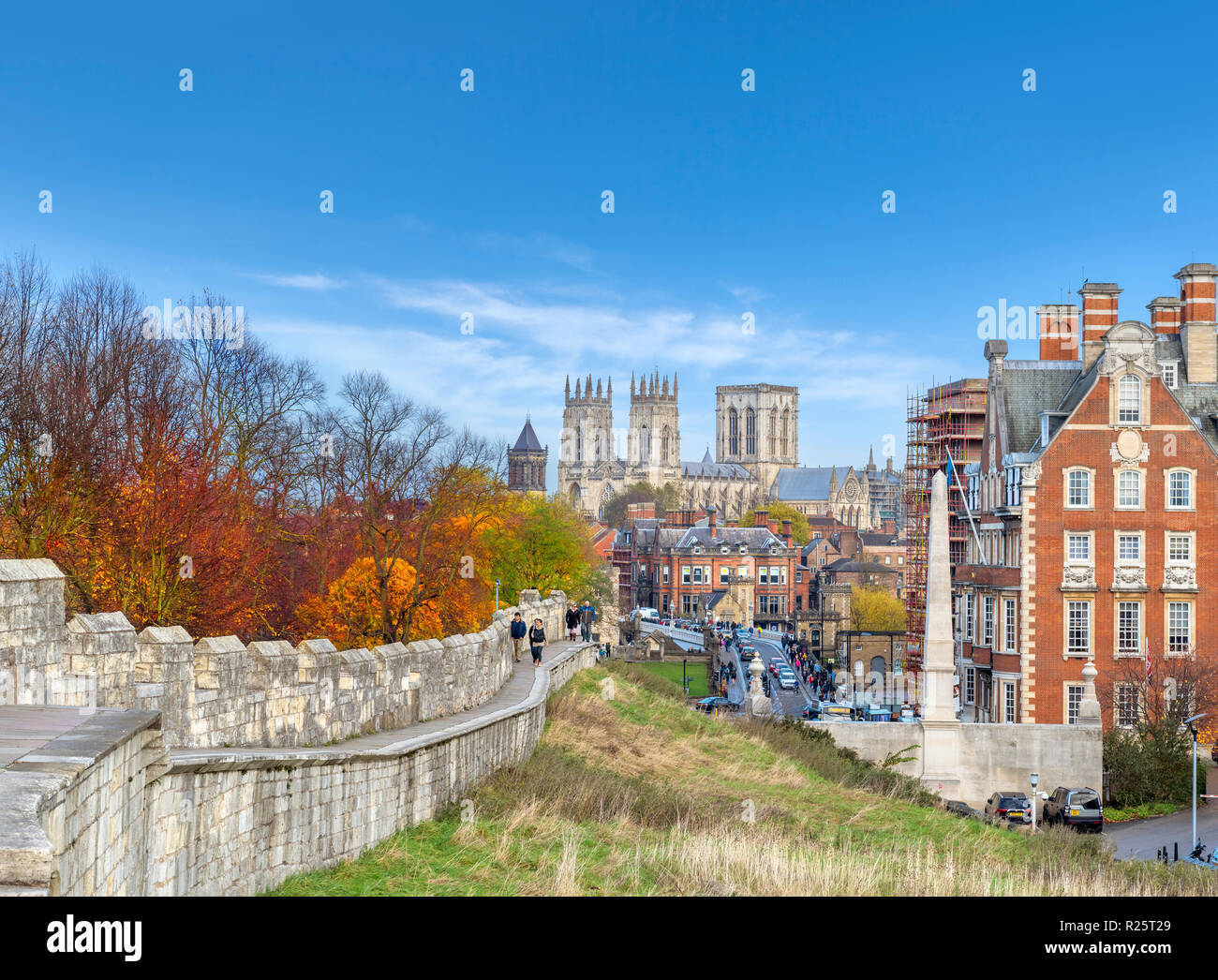 Murs de la ville de York. Vue le long du mur de York City Walk vers York Minster (cathédrale de York), York, Angleterre, Royaume-Uni Banque D'Images