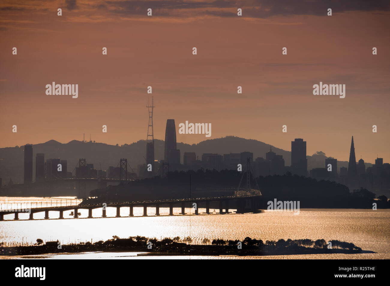 Le quartier financier de San Francisco new skyline comme vu au coucher du soleil sur la baie de Banque D'Images