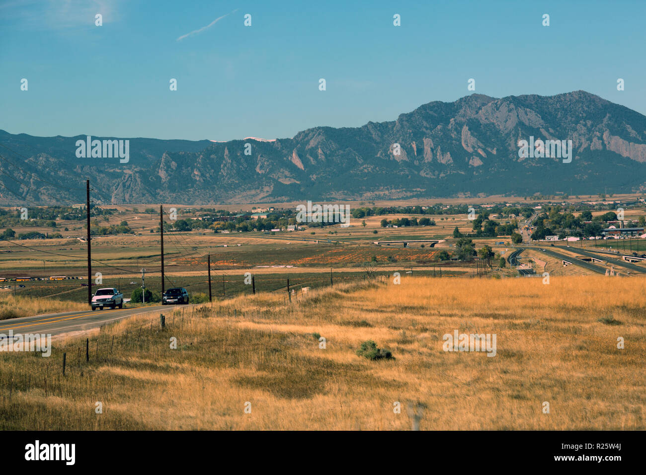 Route en Californie sur le chemin de Boulder City et vue sur les montagnes Banque D'Images