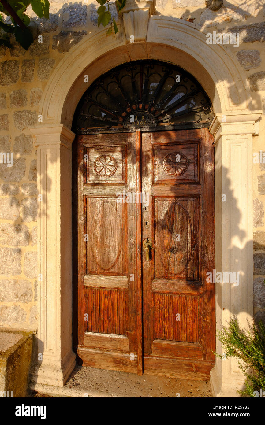 Vieille porte avant, Rose village, péninsule Lustica, Lu ?tica, près de l'Herceg Novi, Kotor, Monténégro Banque D'Images