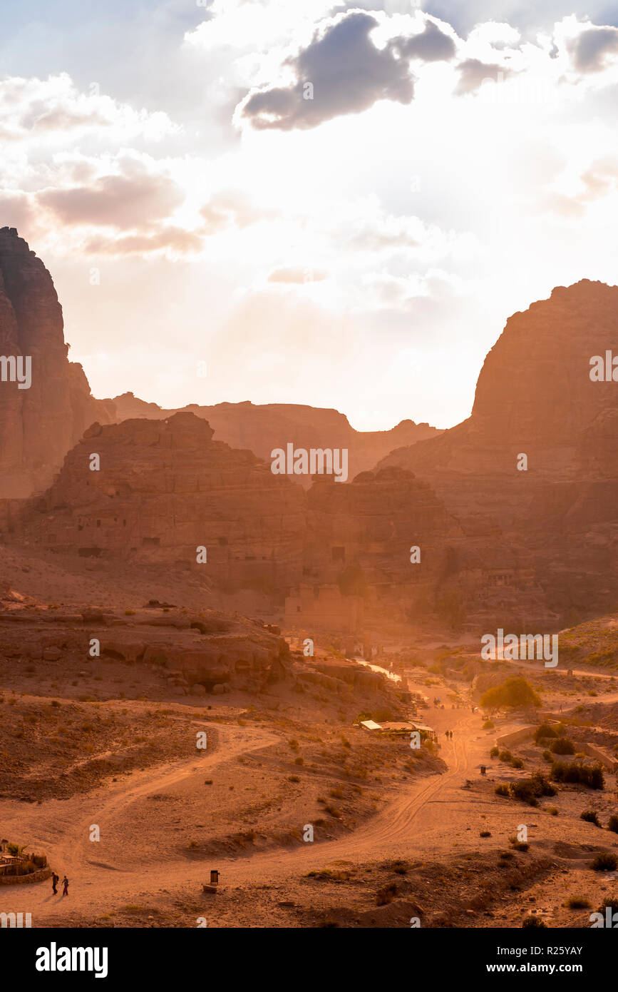 Maisons dans les rochers battus, la ville nabatéenne de Pétra, près de Wadi Musa, Jordan Banque D'Images