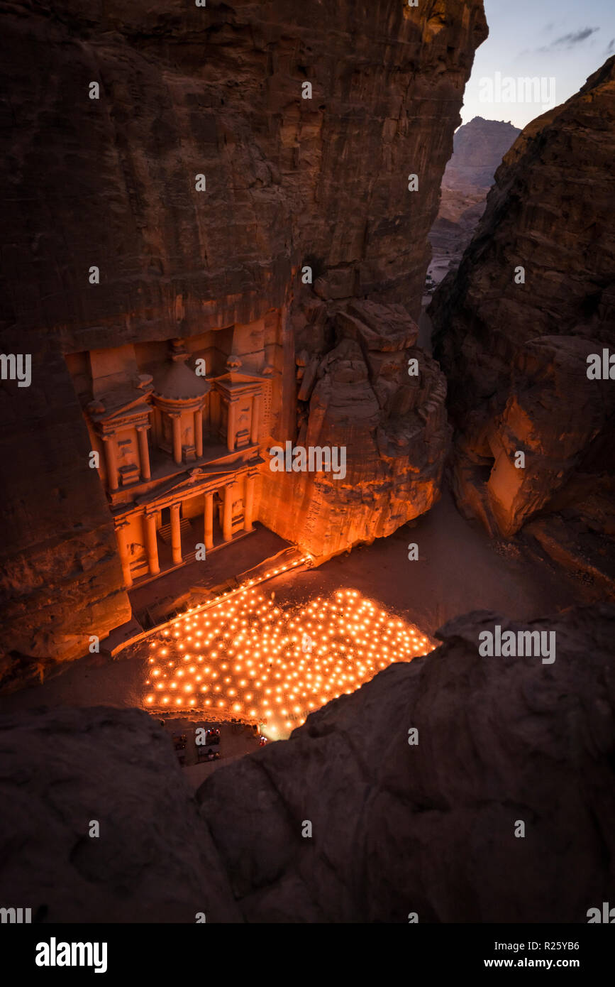 Bougies en face de la maison du trésor du pharaon, a frappé en rock, la nuit, vue de dessus dans la gorge, façade de l'hôtel Banque D'Images
