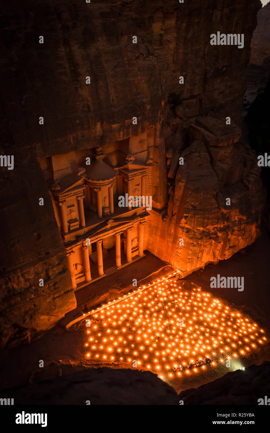 Bougies en face de la maison du trésor du pharaon, a frappé en rock, la nuit, vue de dessus dans la gorge, façade de l'hôtel Banque D'Images