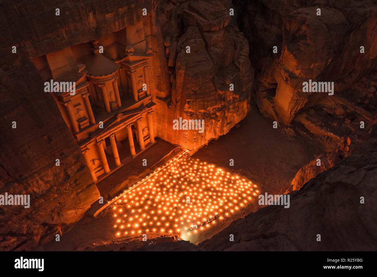 Bougies en face de la maison du trésor du pharaon, a frappé en rock, la nuit, vue de dessus dans la gorge, façade de l'hôtel Banque D'Images