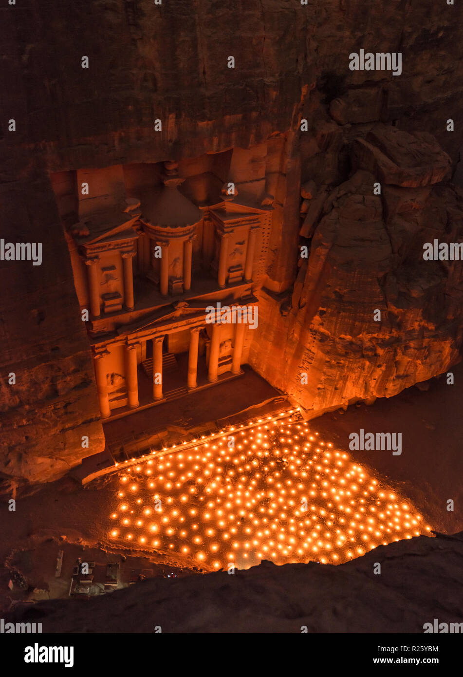 Bougies en face de la maison du trésor du pharaon, a frappé en rock, la nuit, vue de dessus dans la gorge, façade de l'hôtel Banque D'Images