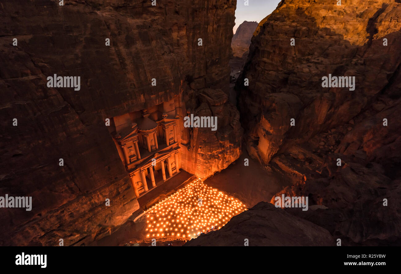 Bougies en face de la maison du trésor du pharaon, a frappé en rock, la nuit, vue de dessus dans la gorge, façade de l'hôtel Banque D'Images