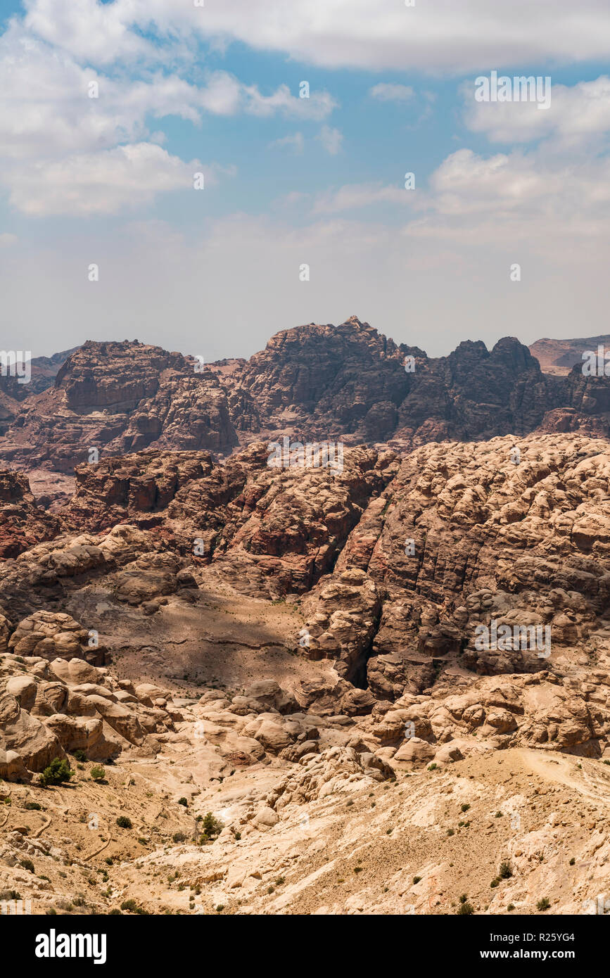 Voir à la gorge de Siq ville nabatéenne de Petra, Wadi Musa, Jordan Banque D'Images