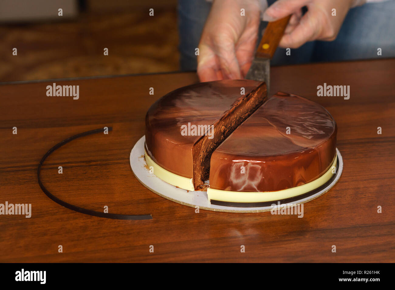 Gateau Mousse De Prague Femme Coupe Du Gateau Avec Un Couteau De Cuisine Mirror Glaze Paillettes Delicieusement La Cuisine Moderne La Cuisson Dans Une Patisserie Photo Stock Alamy