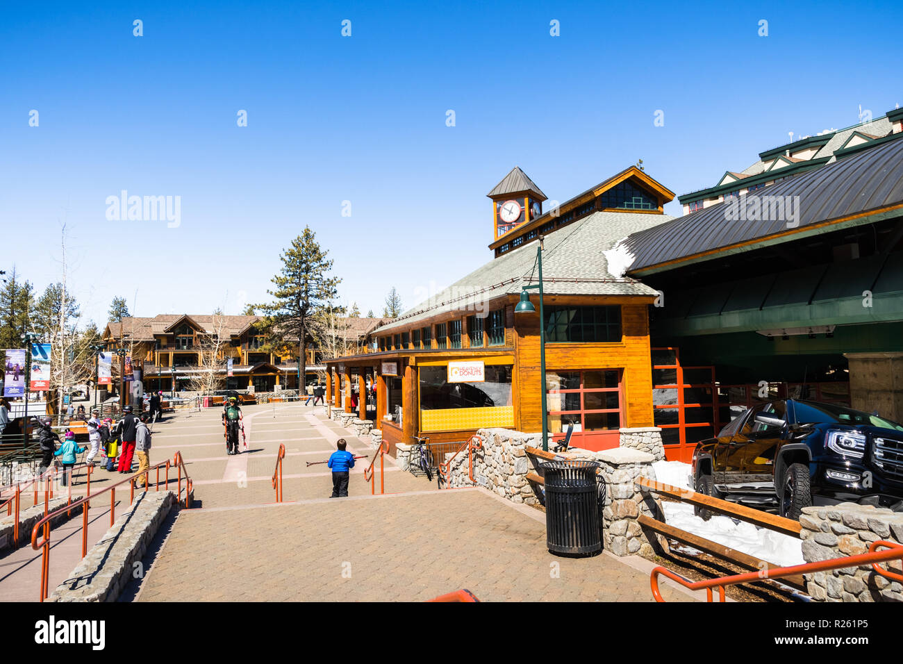 23 mars, 2018 South Lake Tahoe / CA / USA - des personnes qui exploitent les skis dans le centre-ville ; Gondola bâtiment sur la droite Banque D'Images
