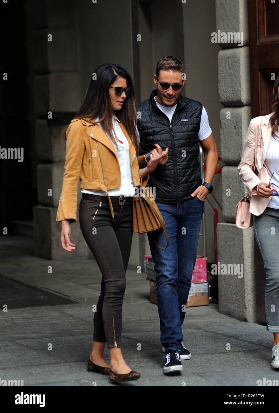 Daniela Ferolla, ancienne Miss Italie 2001, Massimiliano Ossini, et sa femme Laura Gabrielli rendez le déjeuner au centre-ville avant de retourner à leur hôtel comprend : Daniela Ferolla, Massimiliano Ossini Où : Milan, Italie Quand : 16 Oct 2018 Credit : IPA/WENN.com **Uniquement disponible pour publication au Royaume-Uni, USA, Allemagne, Autriche, Suisse** Banque D'Images