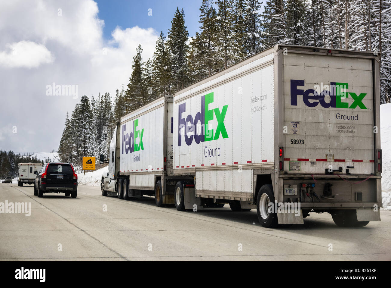 22 mars 2018 / CA / Truckee USA - camion Fedex Ground traversant la Sierra Nevada en Californie de montagnes sur l'interstate Banque D'Images