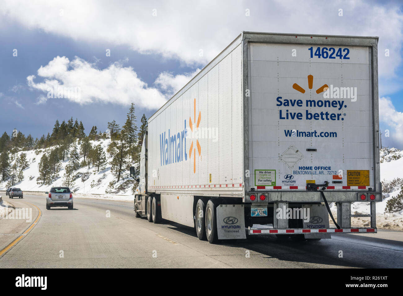 25 mars 2018 / CA / Truckee USA - Walmart la conduite de camions sur l'autoroute à travers les montagnes de la Sierra Banque D'Images