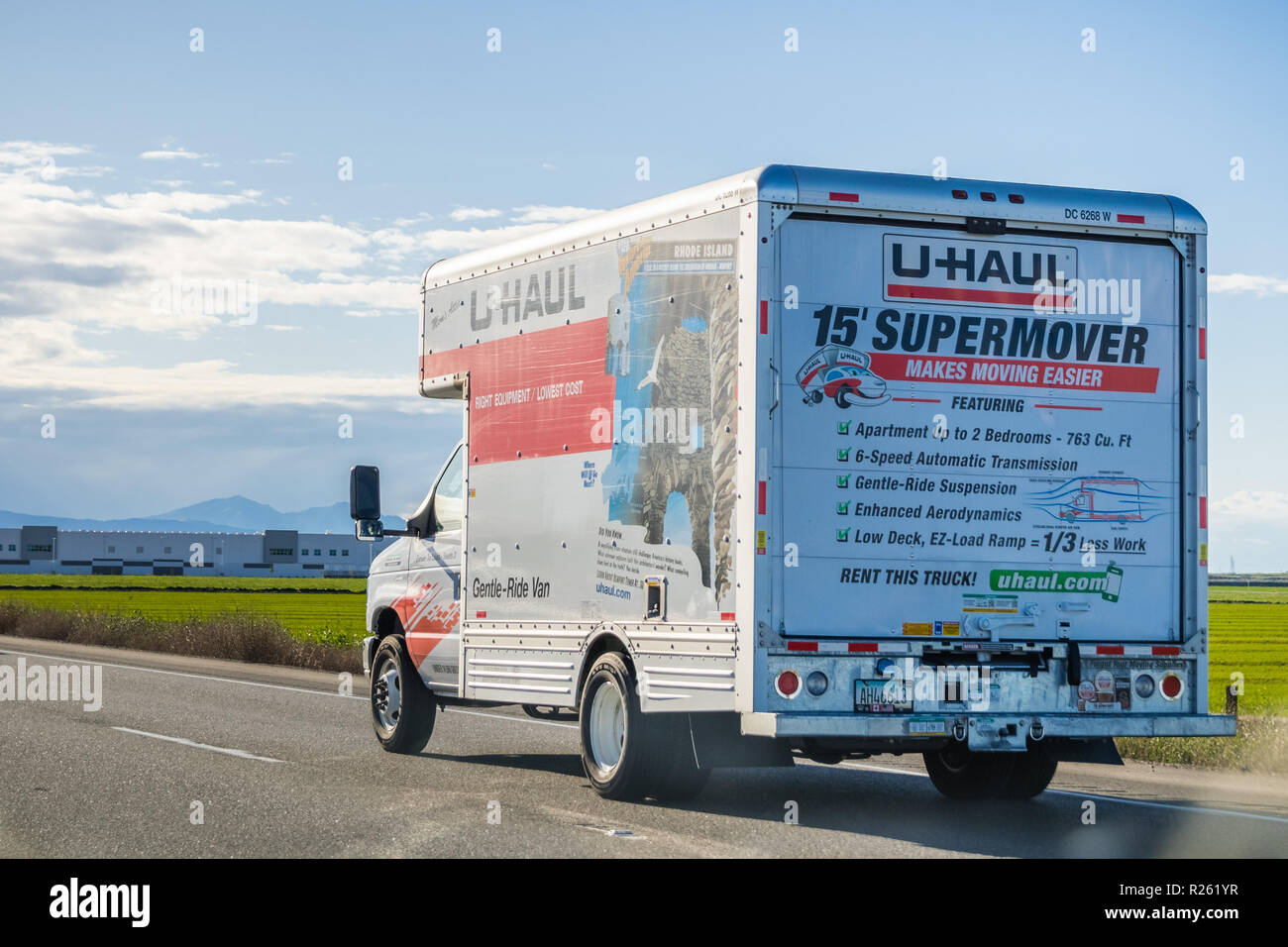 25 mars 2018 Stockton / CA / USA - U-Haul van voyageant sur l'autoroute ; U-Haul est une société américaine proposant des solutions de déménagement bricolage Banque D'Images