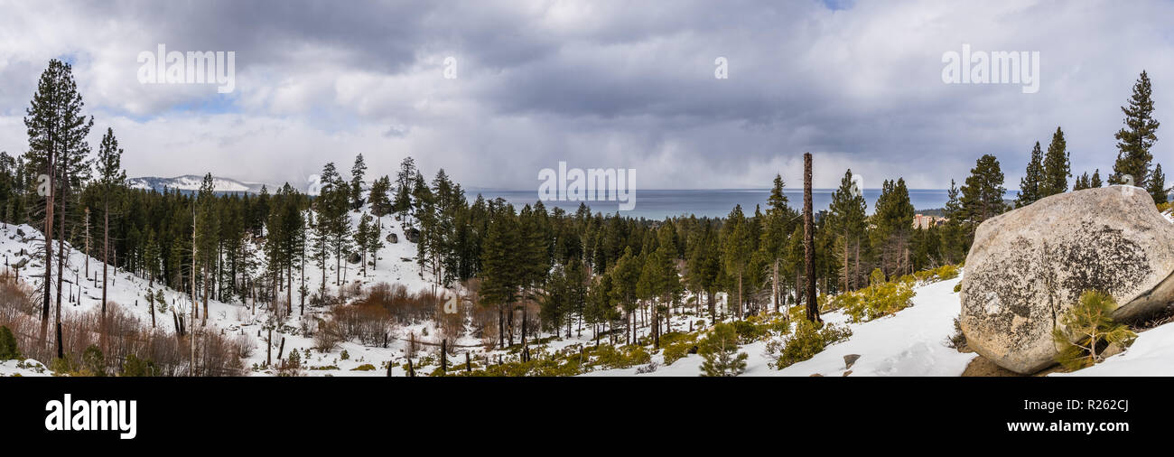 Vue panoramique de la Sierra Montagnes, Lac Tahoe en arrière-plan sur un jour nuageux ; Van Sickle Bi-State Park, Californie et Nevada Banque D'Images