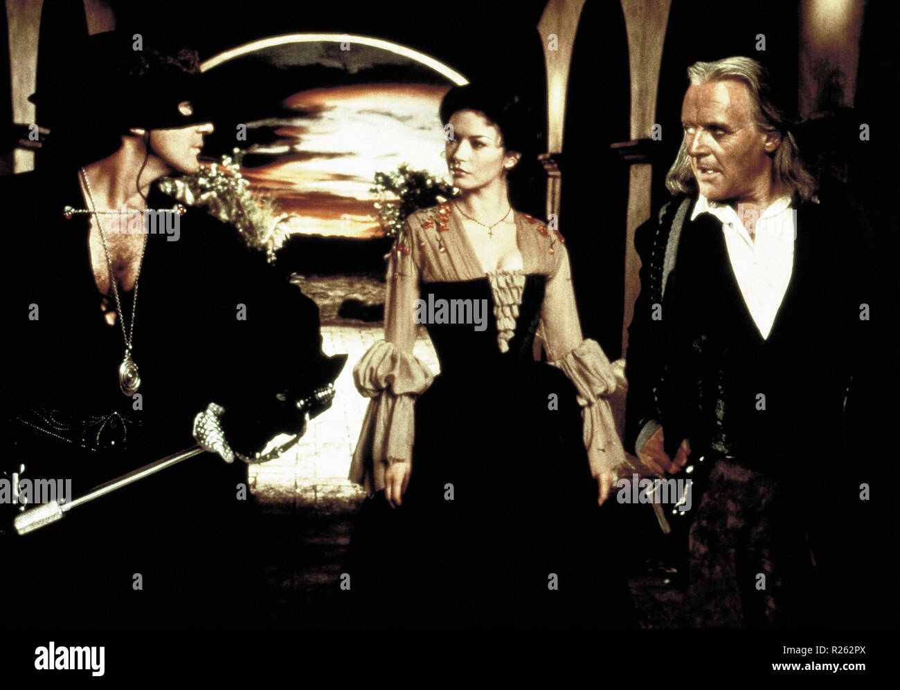 Titre original : LE MASQUE DE ZORRO LE. Titre en anglais : LE MASQUE DE ZORRO LE. Année : 1998. Directeur : MARTIN CAMPBELL. Stars : Anthony Hopkins, Antonio Banderas, CATHERINE ZETA-JONES. Credit : Amblin Entertainment / URDANK, SAM / Album Banque D'Images