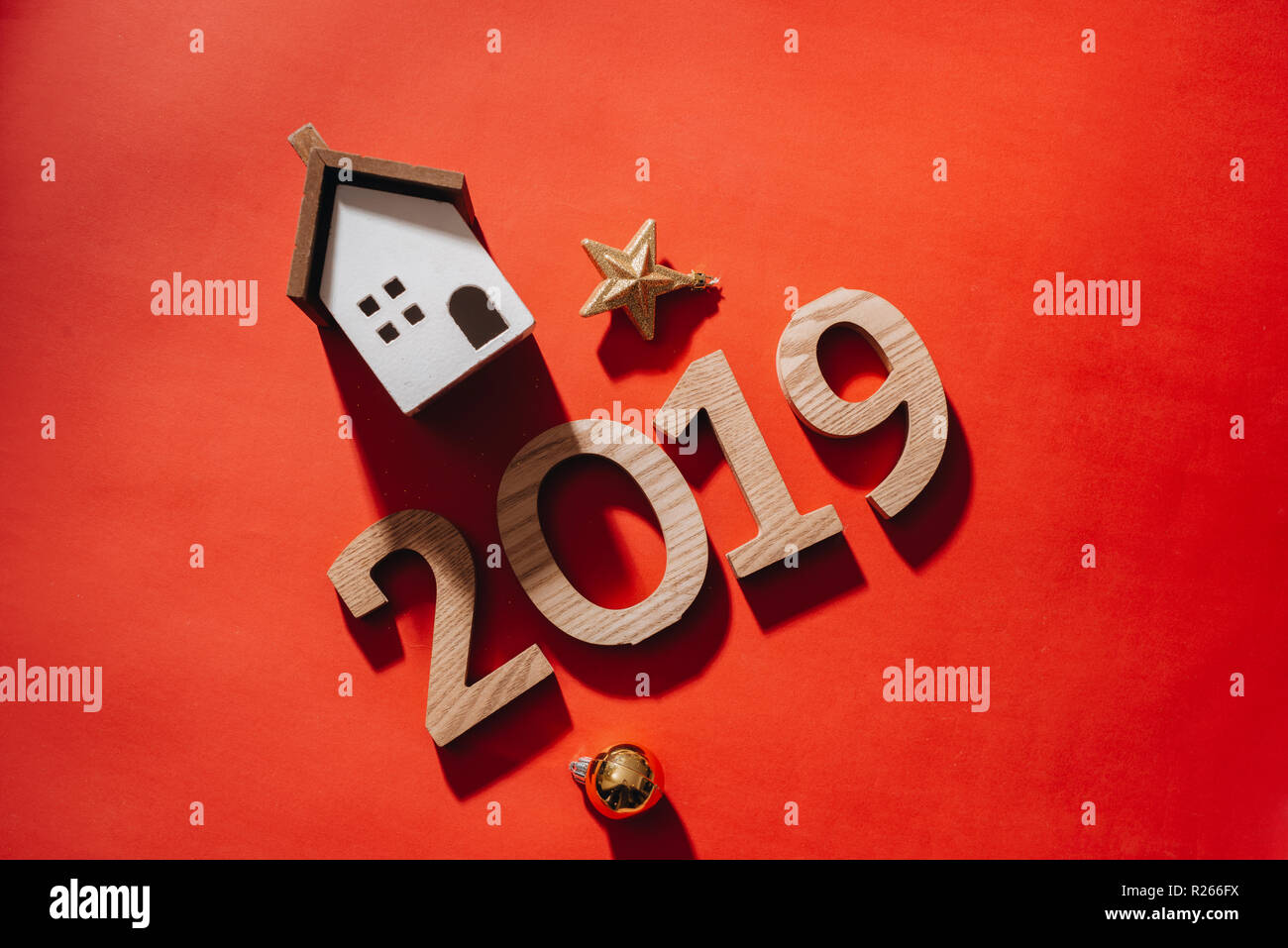 Pour la nouvelle année 2019 sur fond rouge avec boîte cadeau et décoration de Noël. Banque D'Images