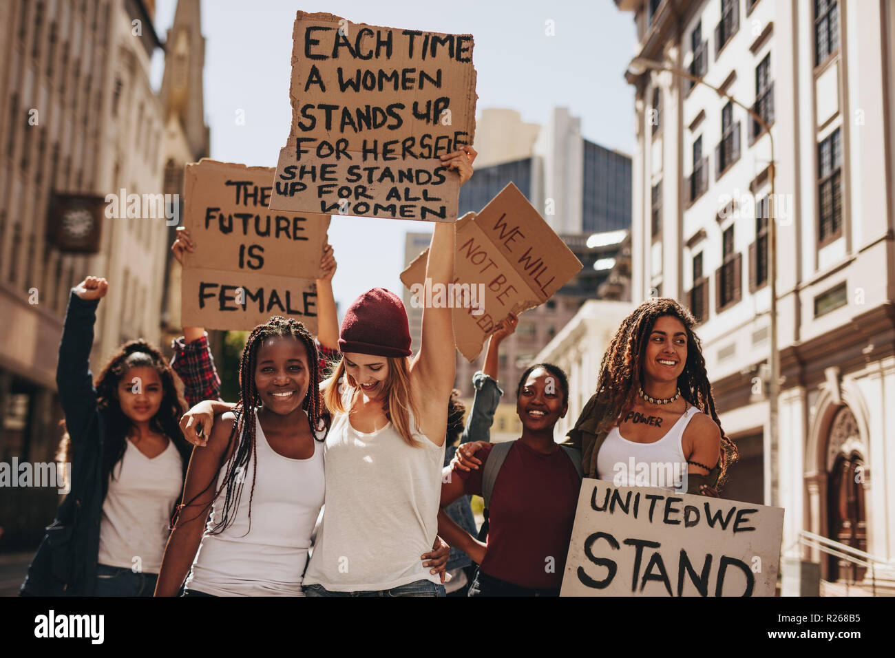 Groupe de manifestants bénéficiant au cours d'une Marche des femmes avec des panneaux. Laughing women holding pancartes pour les femmes et d'avenir Banque D'Images