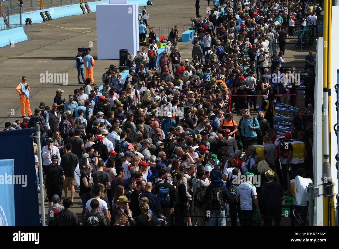 2018 Berlin ePrix, round 9 de la saison du Championnat 2017-2018, à l'Aéroport de Tempelhof Street Circuit. Fans et spectateurs suivre la course Banque D'Images