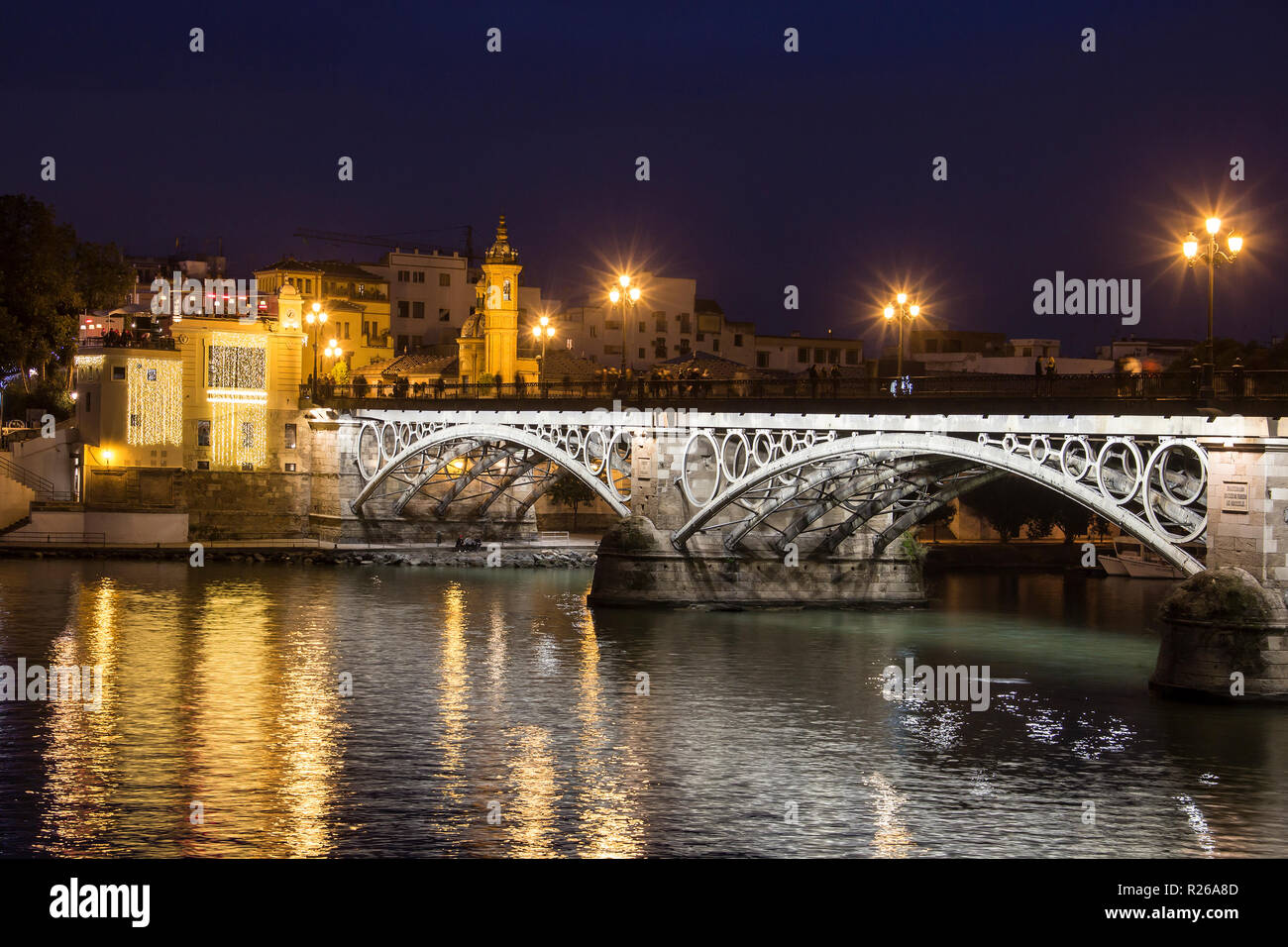 Pont de Triana (pont Isabel II) sur la rivière Guadalquivir la nuit, Séville, Espagne Banque D'Images