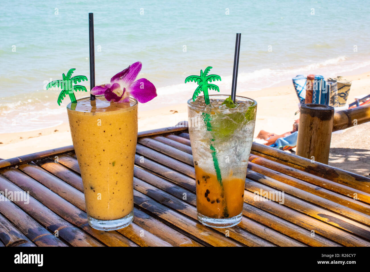 Des cocktails au bar de plage Banque D'Images