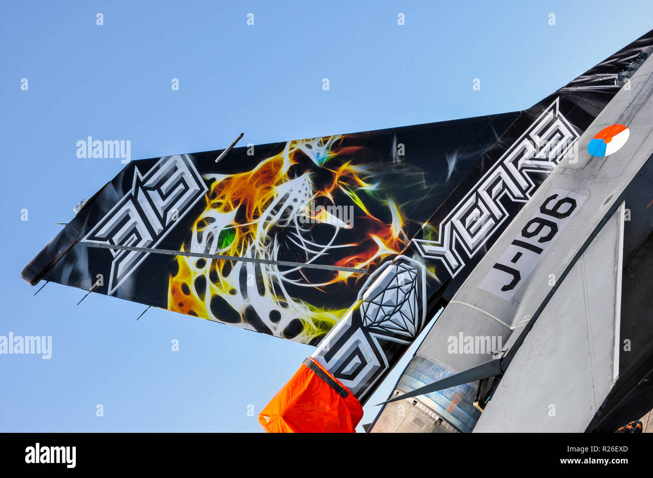 Royal Netherlands Air Force General Dynamics F-16 Fighting Falcon de l'Escadron 313 60e anniversaire spécial avec des illustrations sur la queue. Système Tiger Banque D'Images