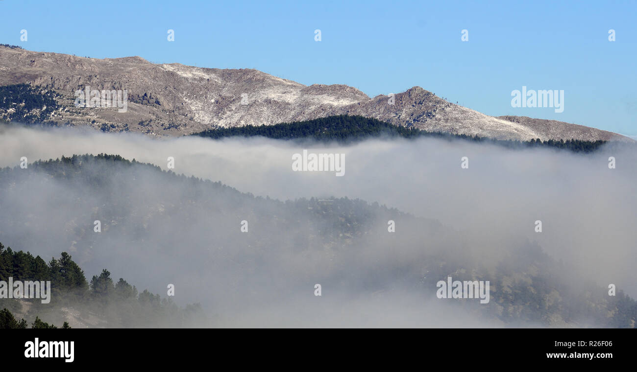 Brouillard dans les vallées entre les sommets et les crêtes, les montagnes Rocheuses, Comté de Boulder, CO. Banque D'Images