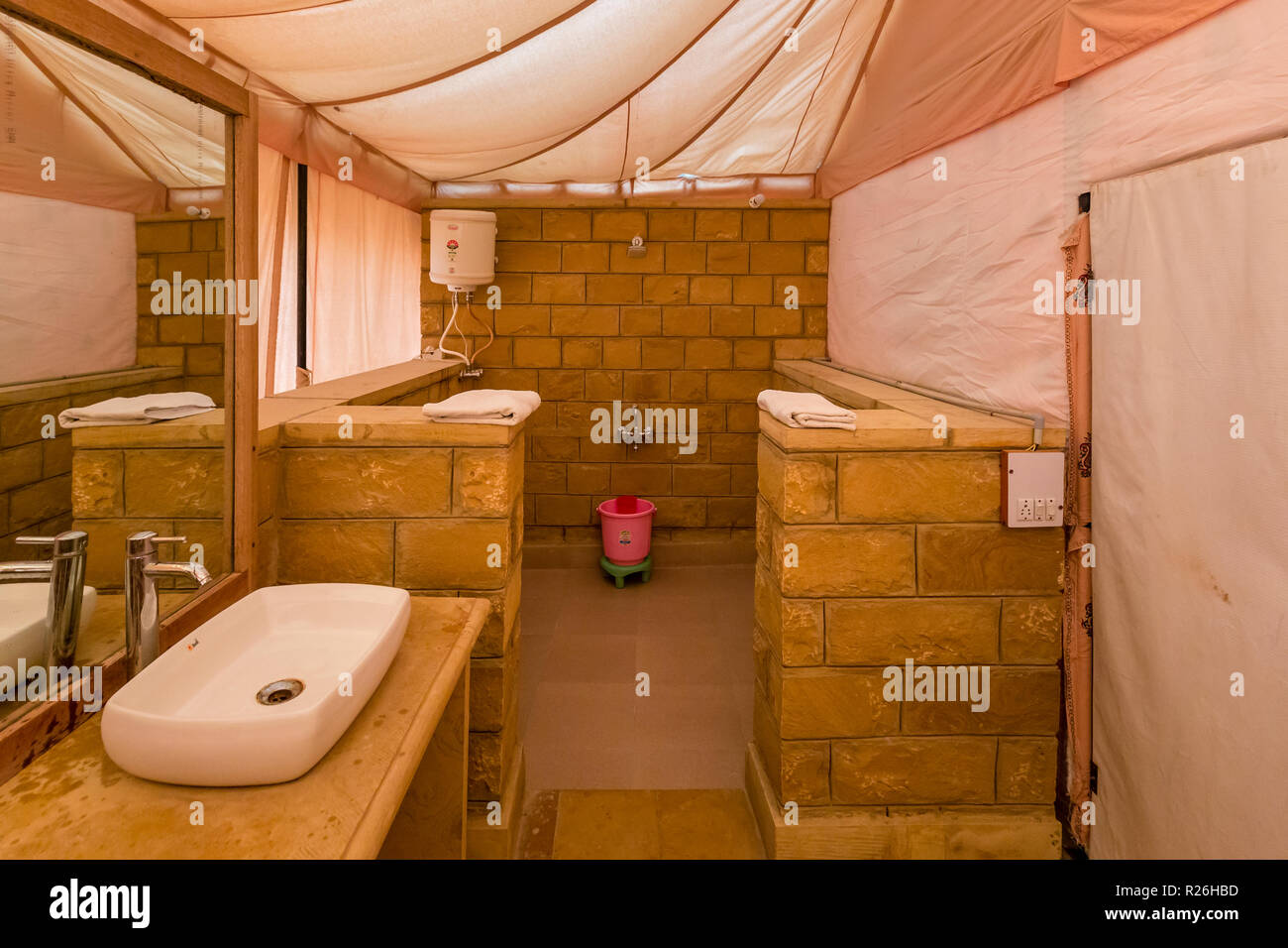Vue d'une salle de bains de luxe à l'intérieur d'une tente à la Sam dunes de sable dans la ville dorée de Jaisalmer dans le désert du Rajasthan en Inde occidentale Banque D'Images