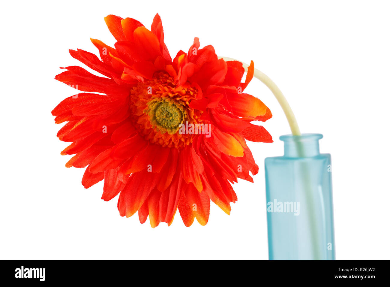 Tissu rouge en bleu daisy vase isolé sur fond blanc, photo gros plan. Banque D'Images