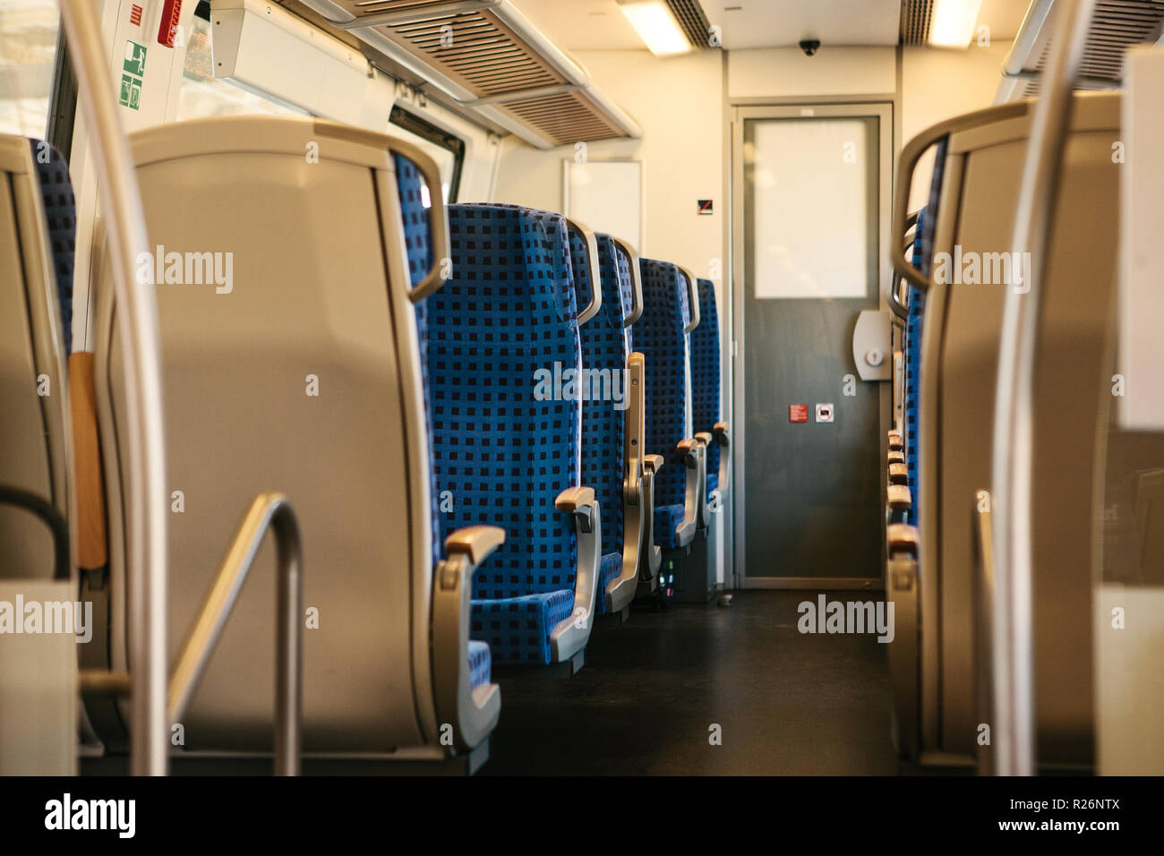 Train vide intérieur en Allemagne pour déplacer les gens pour de long et court-distations. Couloir et beaucoup de sièges. Banque D'Images