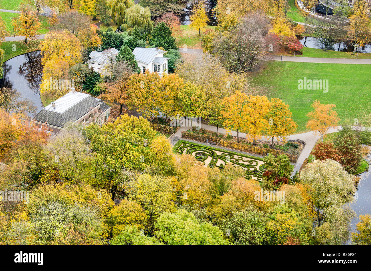Rotterdam, Pays-Bas, le 12 novembre 2018 : Vue aérienne d'une section dans le parc en automne, avec du gazon, des arbres dans des couleurs vibrantes et historique Banque D'Images