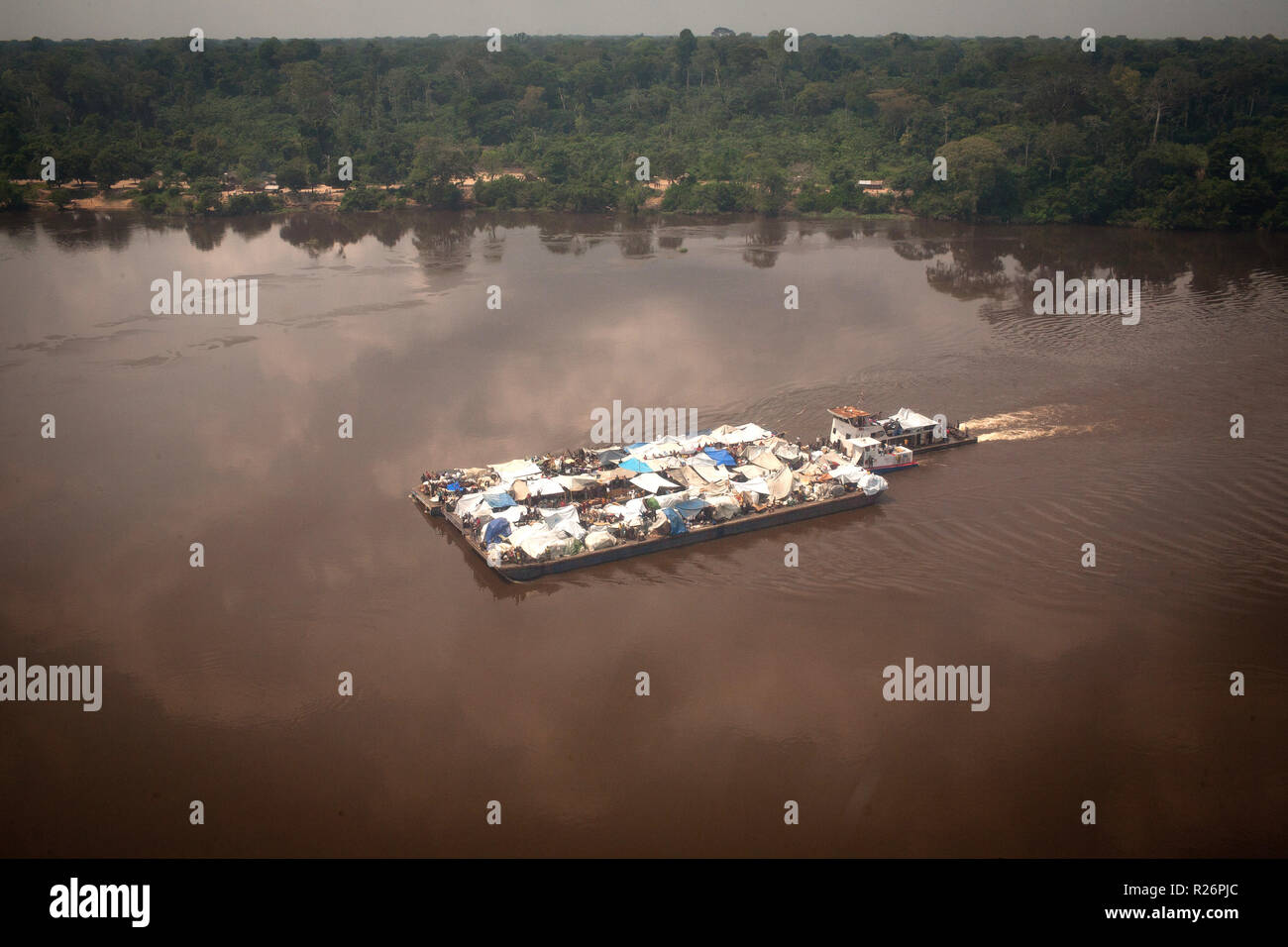 Une barge est vu sur l'Oubangui au Congo Brazaville, le 10 décembre 2012. Banque D'Images