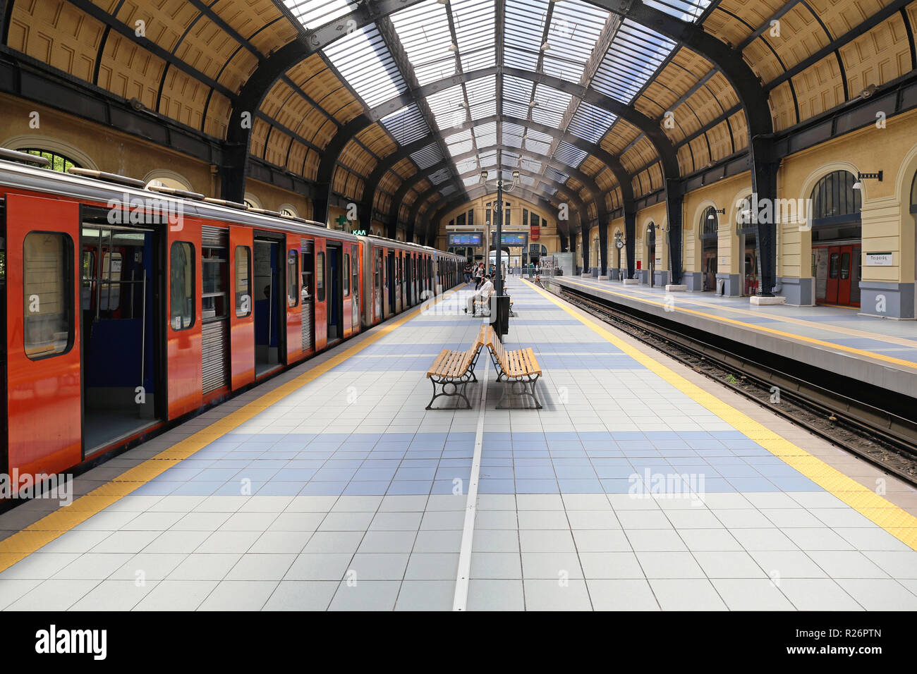 Le Pirée, Grèce - 04 mai 2015 : la station de métro vide au Pirée, Grèce. Banque D'Images