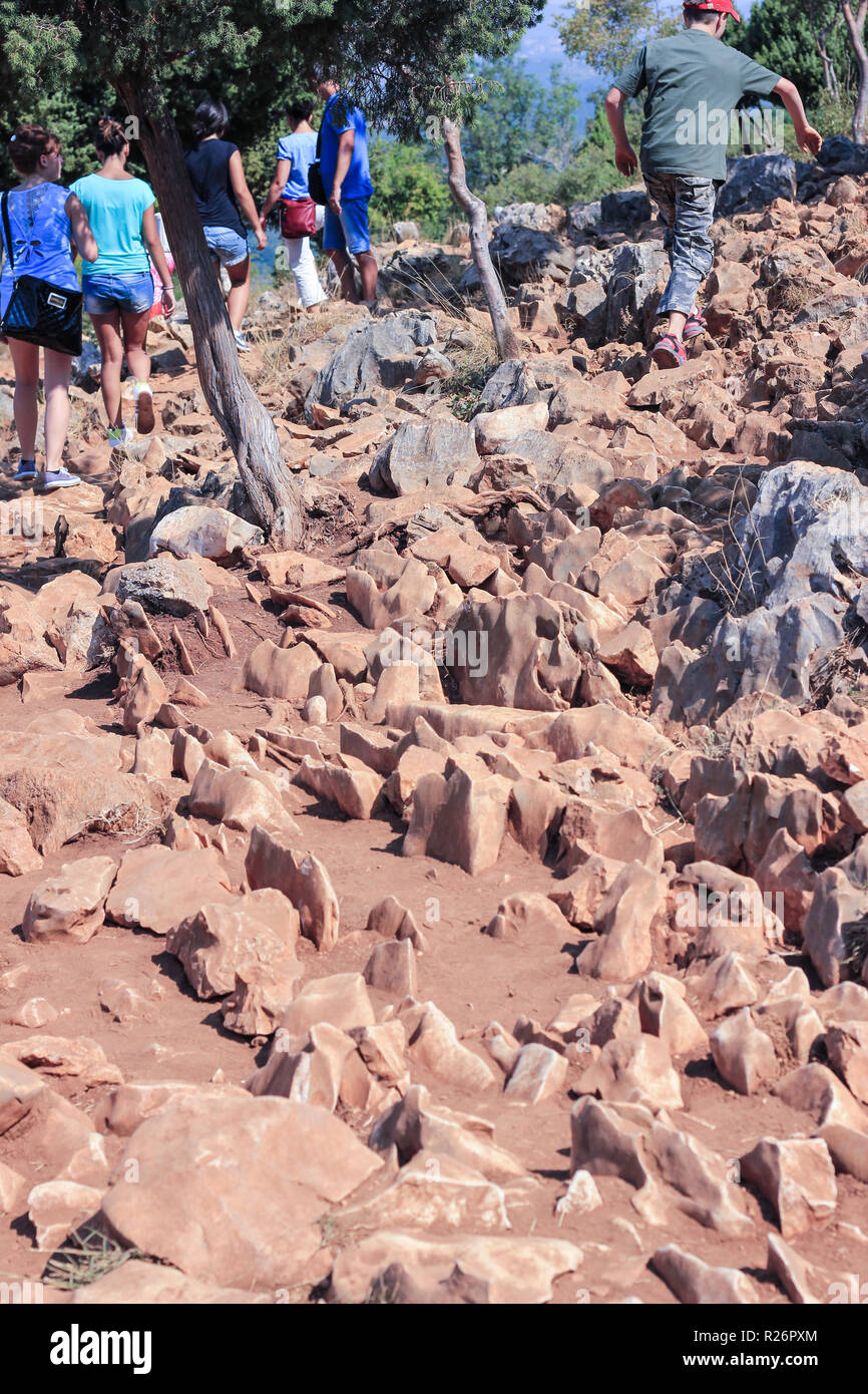 Apparition (Podbrdo) Hill, Medjugorje Août 2013. Le chemin qui mène bien usé de nombreux pèlerins sur le site de la 1981 apparitions. Banque D'Images