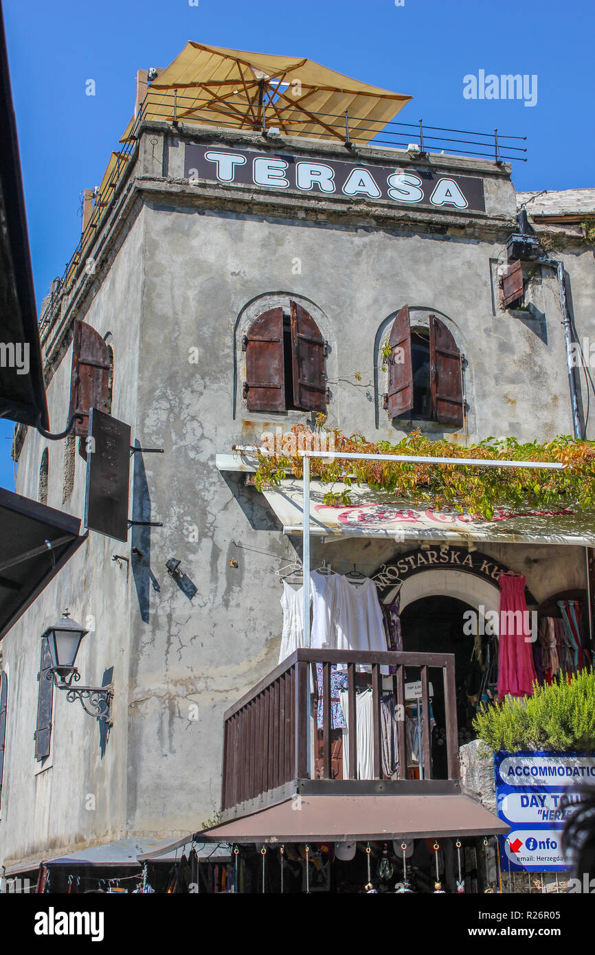 Août 2013, Mostar. Une cafétéria/bar avec terrasse sur le toit de la vieille ville. Banque D'Images