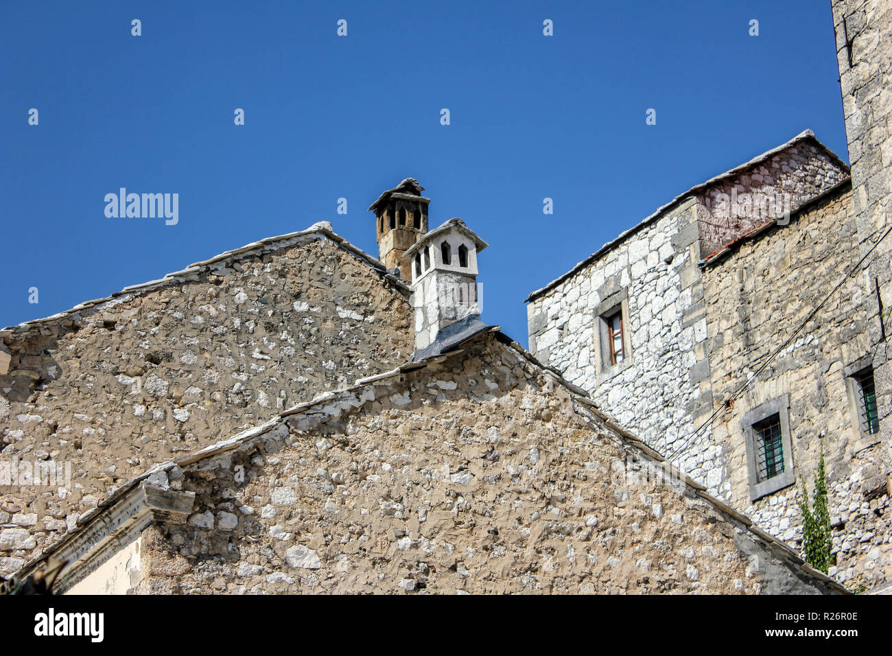 Août 2013, Mostar. Pignon en pierre typique et chimeny pots dans la vieille ville historique. Banque D'Images