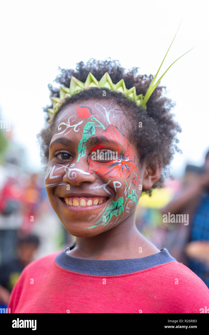 Jeune femme avec la peinture du visage non traditionnelles à l'Goroka Festival. Banque D'Images