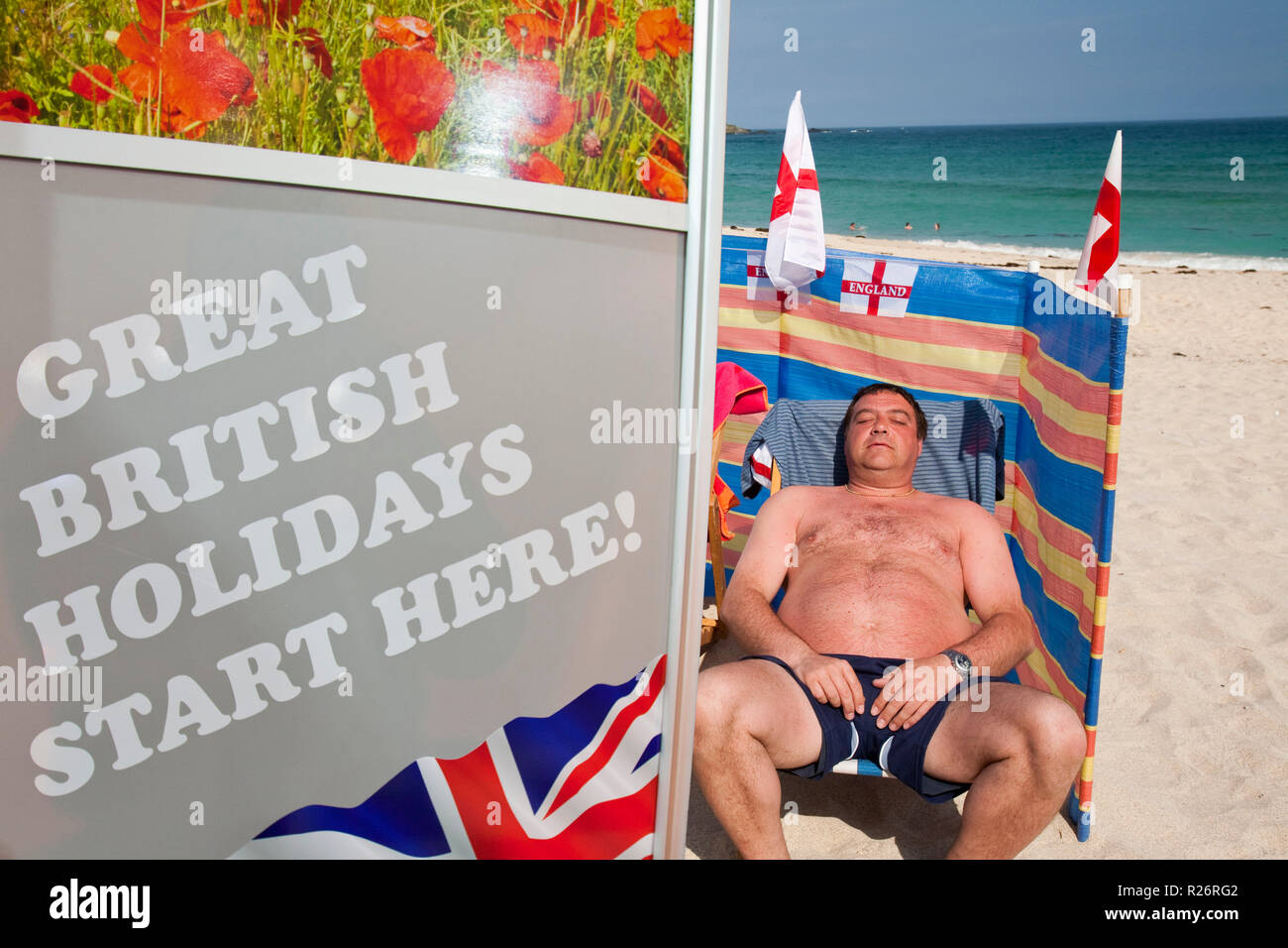 Les partisans de l'Angleterre de la coupe du monde à bronzer sur la plage à St Ives, Cornwall, UK. Banque D'Images