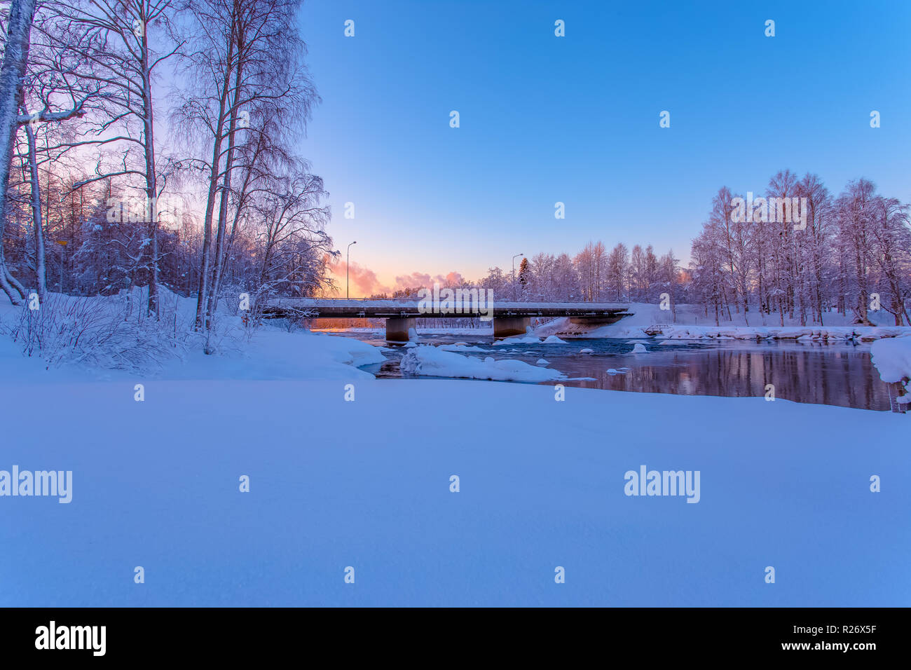 Vue de la rivière Snowy, Kuhmo en Finlande. Banque D'Images