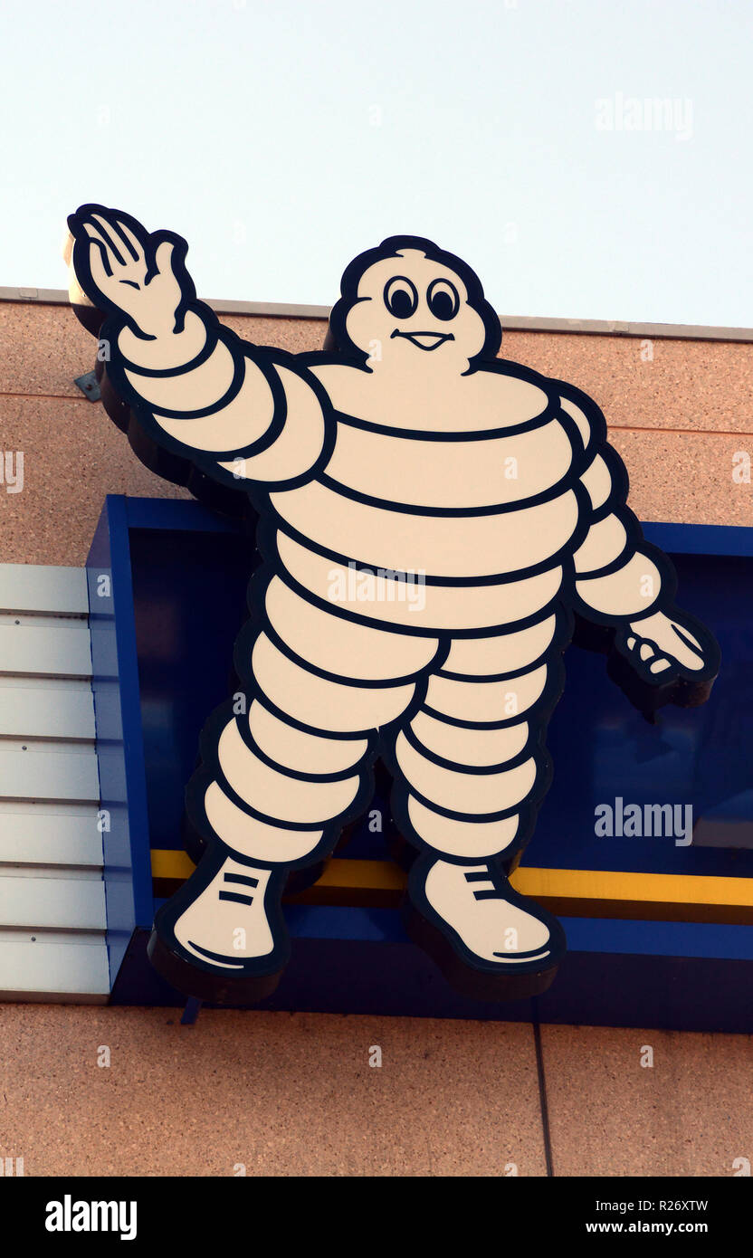 Bibendum homme sur le bâtiment supérieur du siège social Michelin, Clermont-Ferrand, Auvergne, Massif-Central, France Banque D'Images