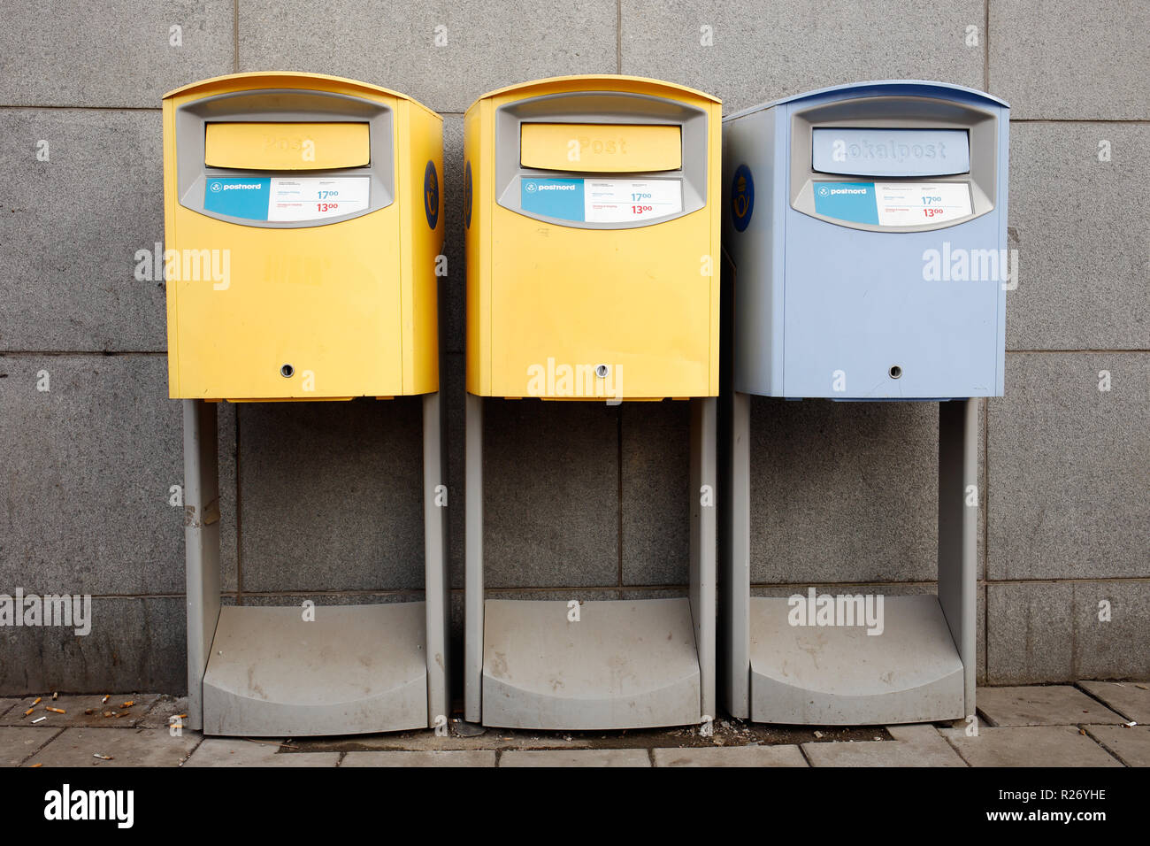 Stockholm, Suède - le 24 mars 2016 : Deux bleu et une bleue boîtes exploité par l'entreprise de services postaux suédois Postnord. Banque D'Images