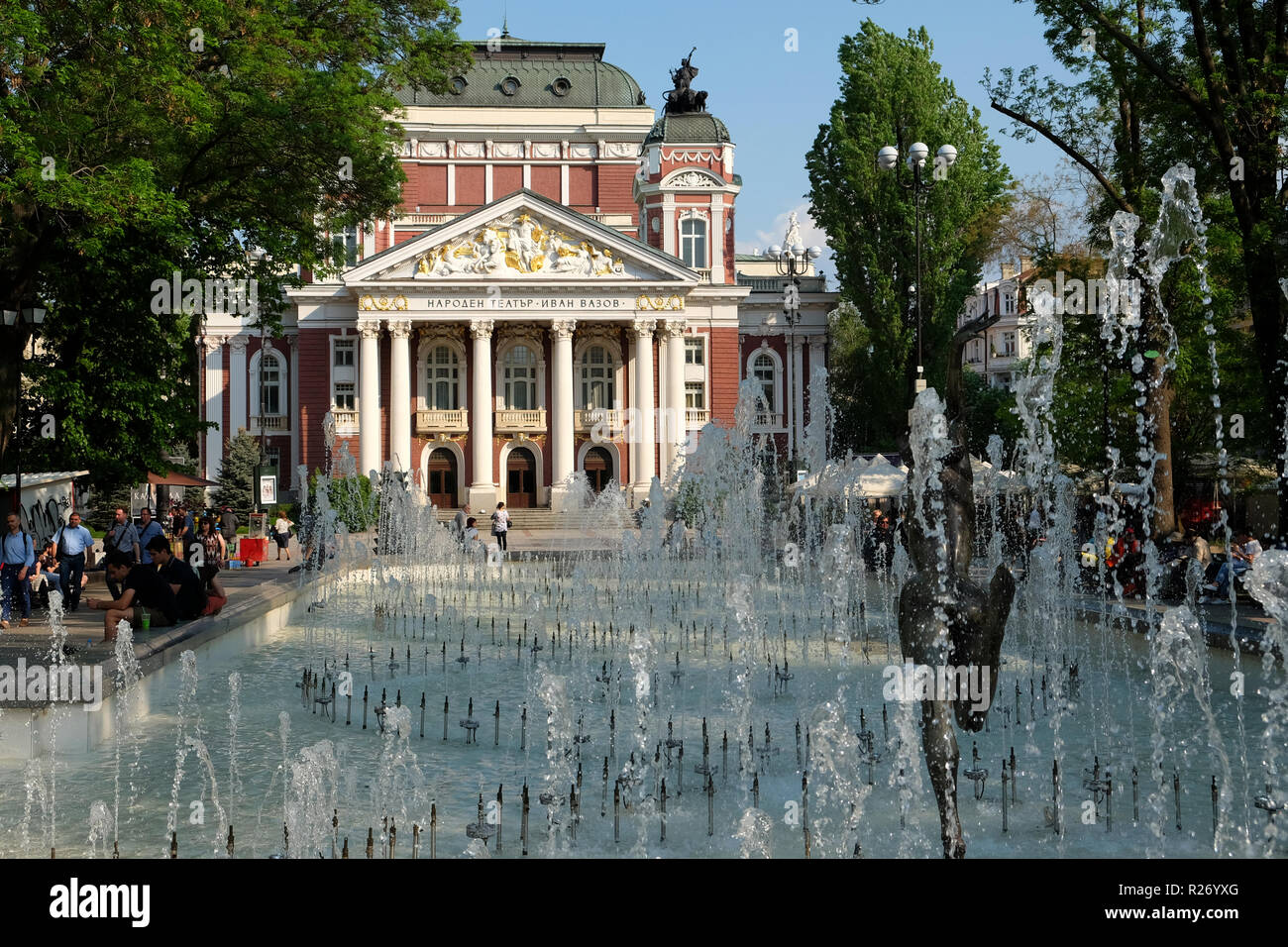 SOFIA, BULGARIE - 25 avril 2018 : Théâtre National Ivan Vazov à Fontains en face. Banque D'Images