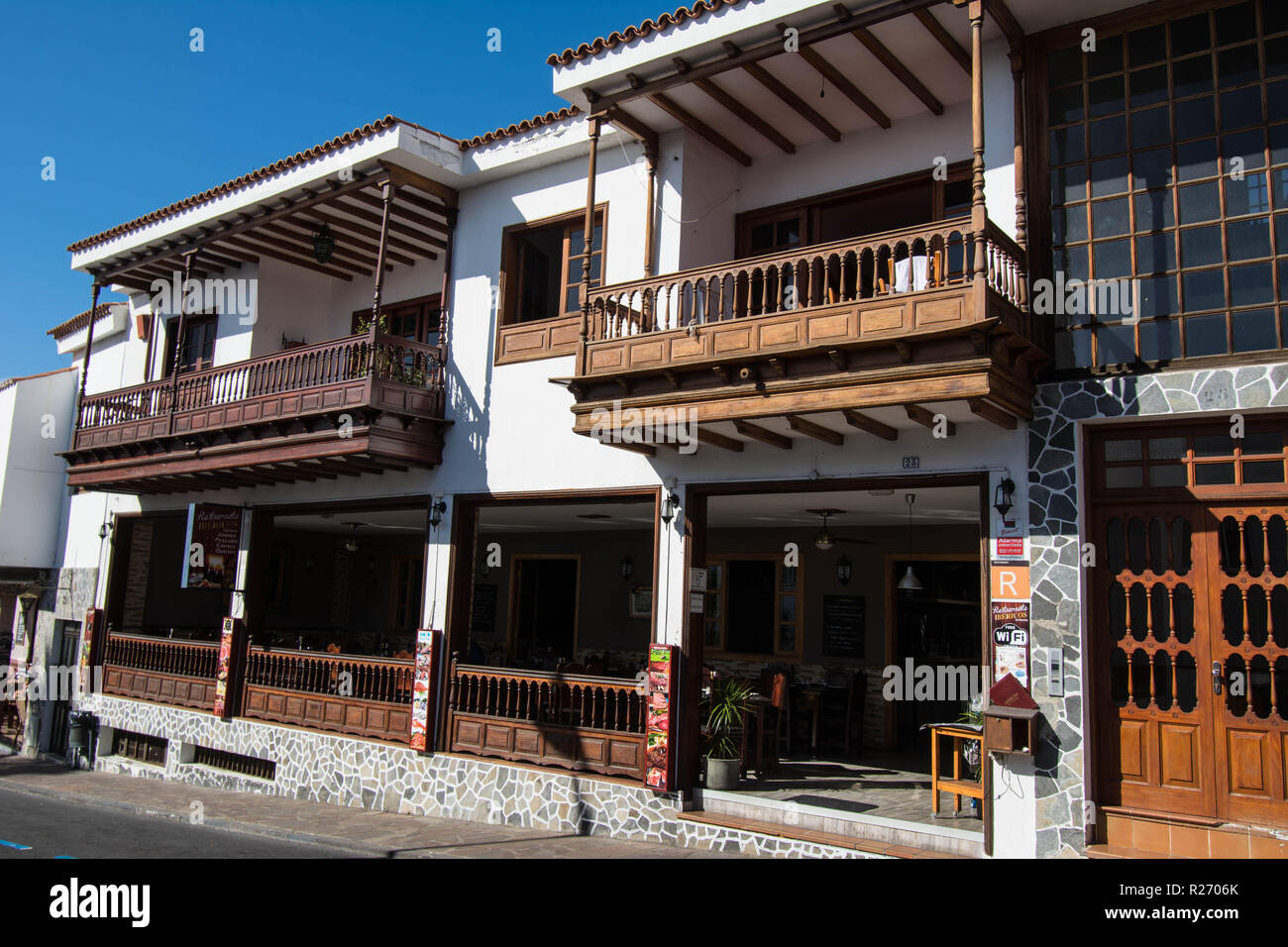 Ténérife balcon ancien bois style bâtiment espagnol travail de bois taché  restaurant coloré belle porte avant extérieur bois brun caisson poutres  volet en verre Photo Stock - Alamy