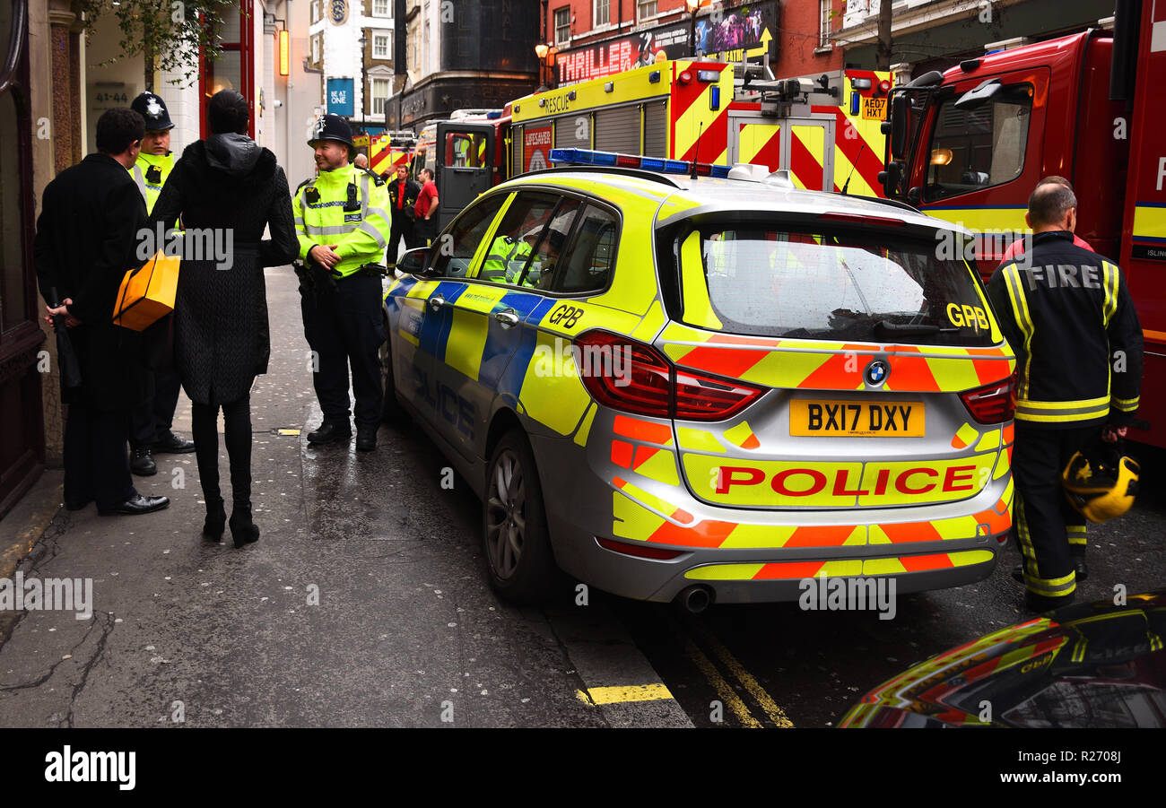 Londres - le 17 décembre 2017 : voiture de police et de camions dans la zone centrale de la ville. Banque D'Images