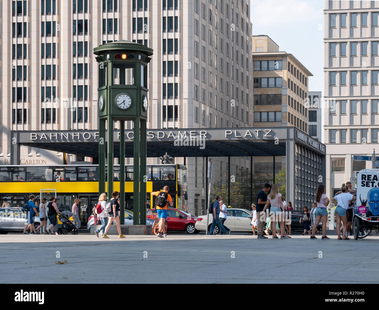 BERLIN, ALLEMAGNE - le 4 août 2018 : les gens et le trafic à l'heure à Potsdamer Platz à Berlin en été Banque D'Images