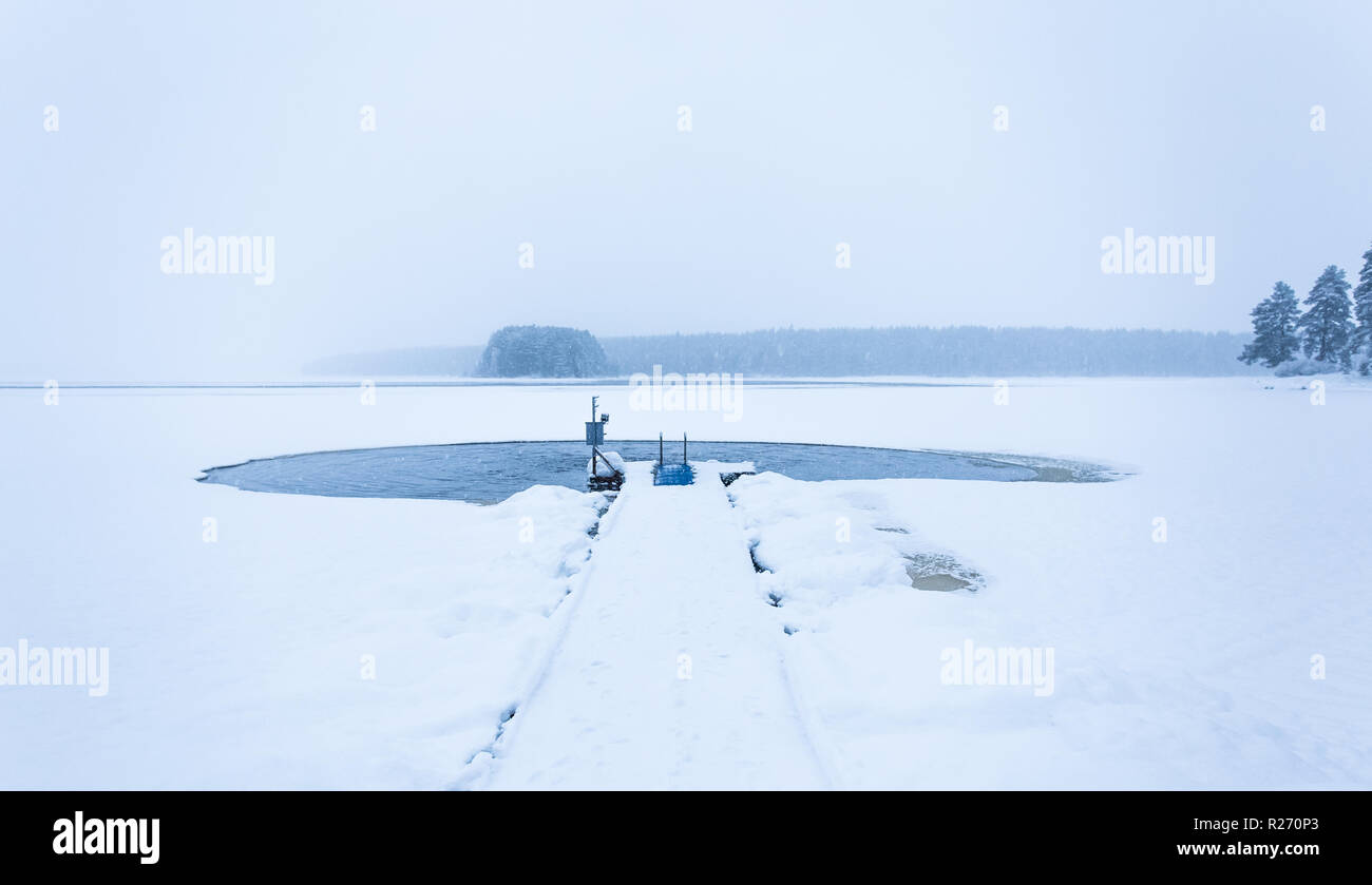 Lieu de baignade de glace de Kuhmo (Finlande). Banque D'Images