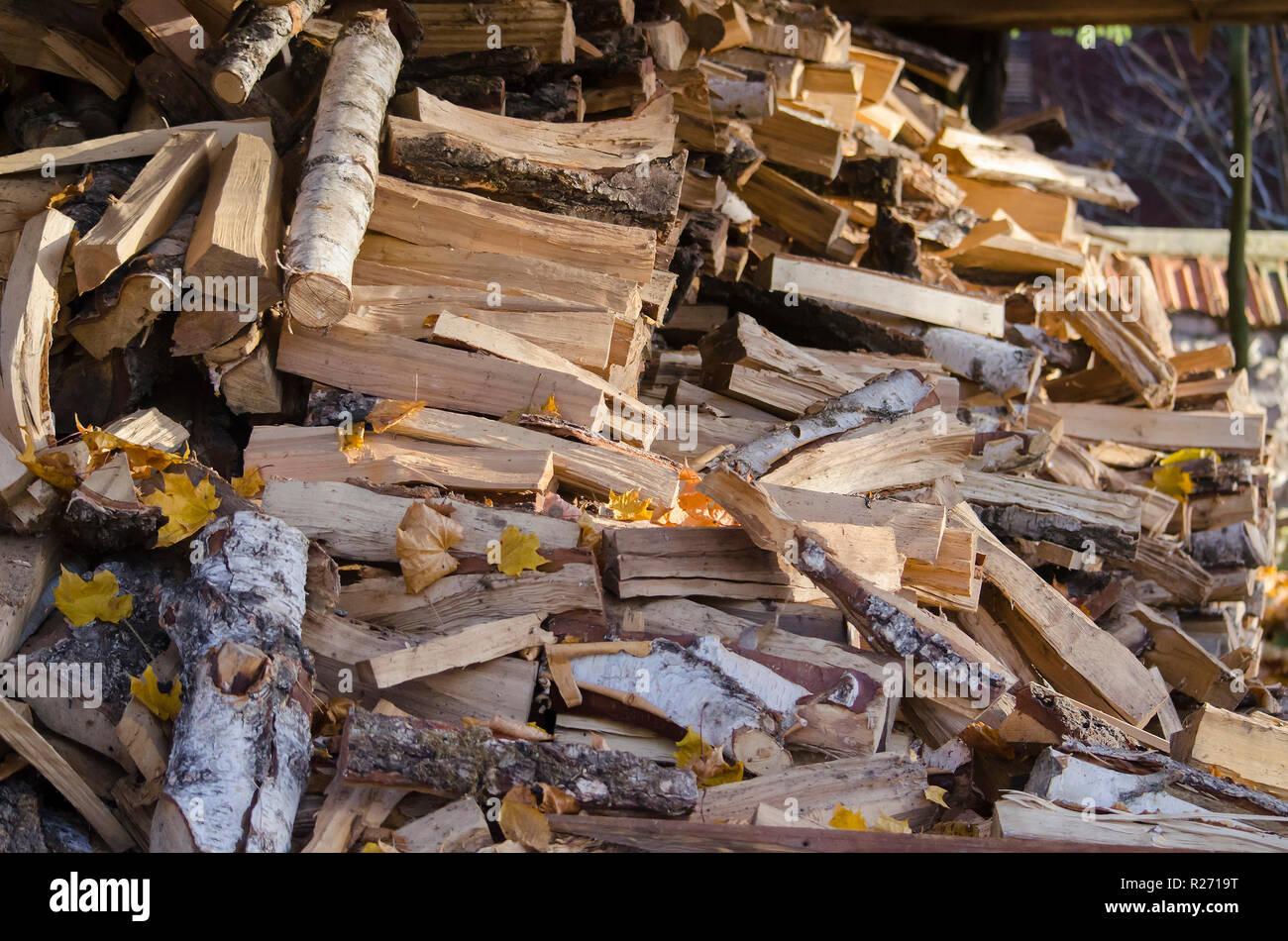 Copeaux et bois sciés pour allumer le four. Chauffage maison. Banque D'Images